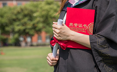 专科及以上学历的应届生
